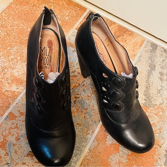 🎁Victorian Style Miz Mooz Leather Ankle Booties with Decorative Buttons! - Picture 5 of 16